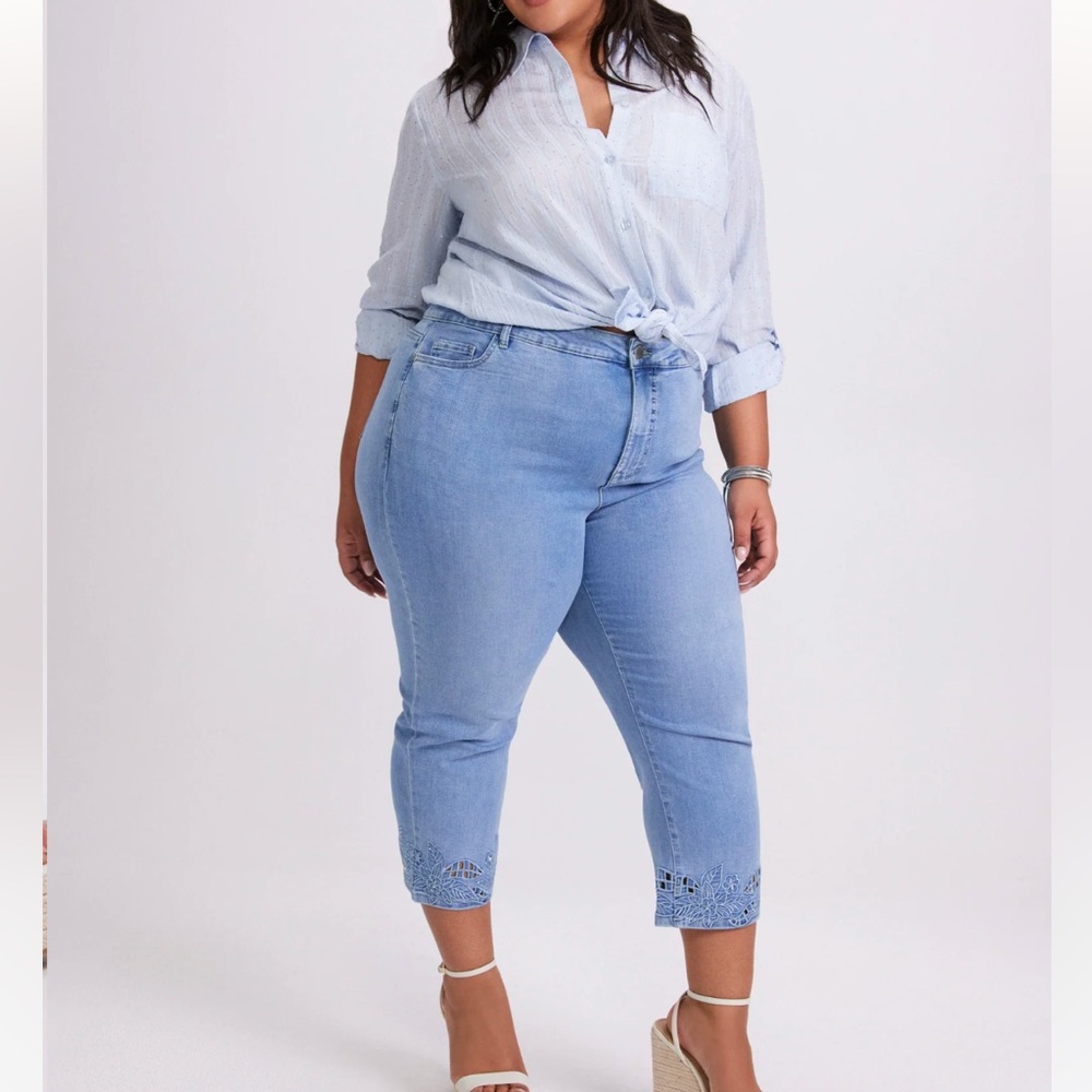 Laura Floral Embroidered Denim Capris Straight Leg Jeans Light Wash Blue